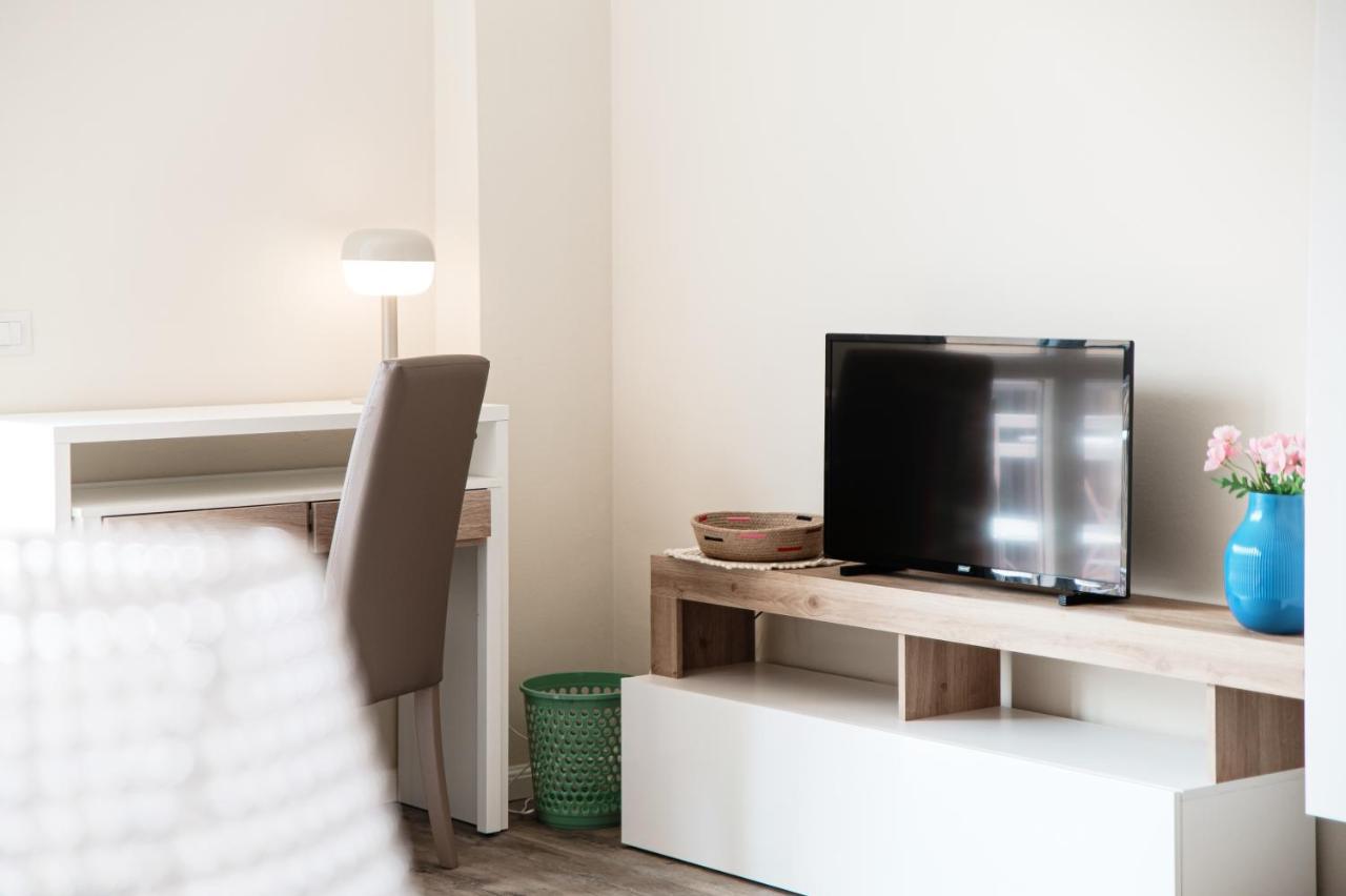 Lovely Suite With Private Parking In Como Buitenkant foto