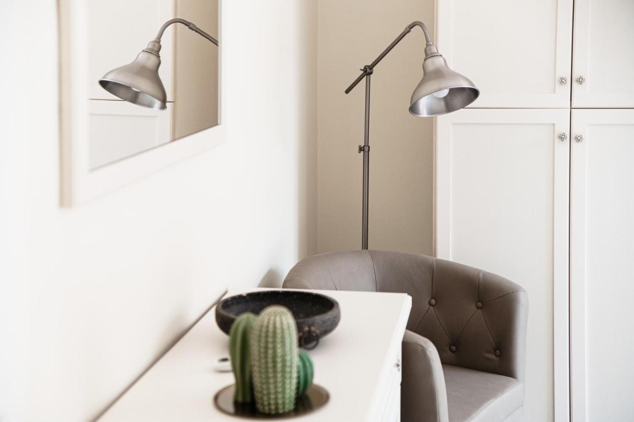 Lovely Suite With Private Parking In Como Buitenkant foto